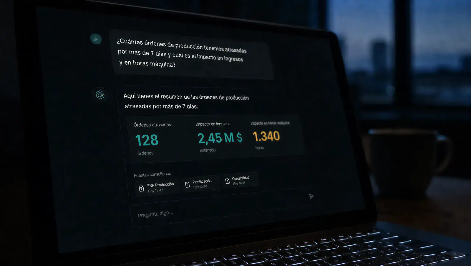 Pantalla de un agente respondiendo cuántas órdenes de producción están atrasadas, con el impacto en ingresos y en horas máquina, citando las fuentes consultadas